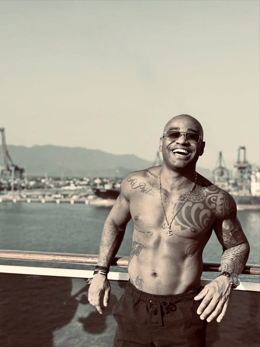 ex-bbb-e-flagrado-aos-beijos-com-ruiva-misteriosa-em-cruzeiro-do-belo