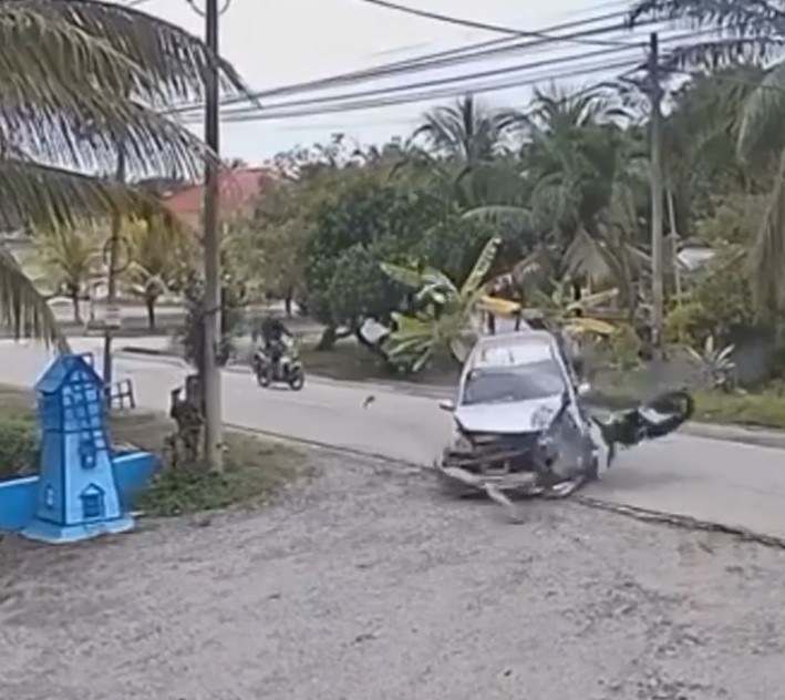 video:-motociclista-e-lancado-apos-forte-colisao-contra-carro