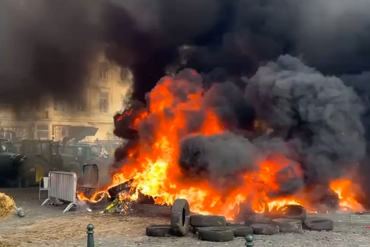 milhares-de-agricultores-fazem-protesto-incendiario-em-bruxelas