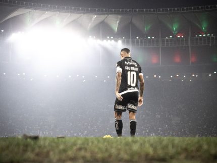coutinho-chega-a-55-jogos-em-2025-e-vive-a-temporada-com-mais-jogos-na-carreira