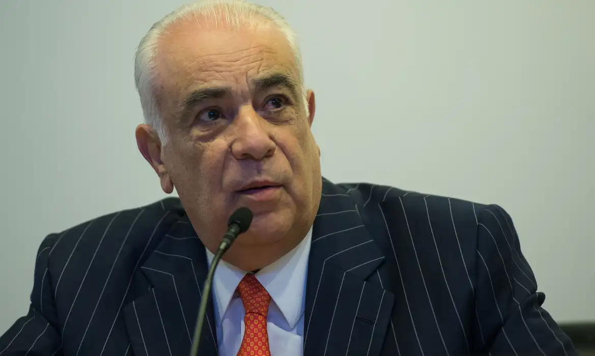 confuso?-deputado-do-pl-apoiou-cassacoes-de-eduardo-bolsonaro-e-ramagem