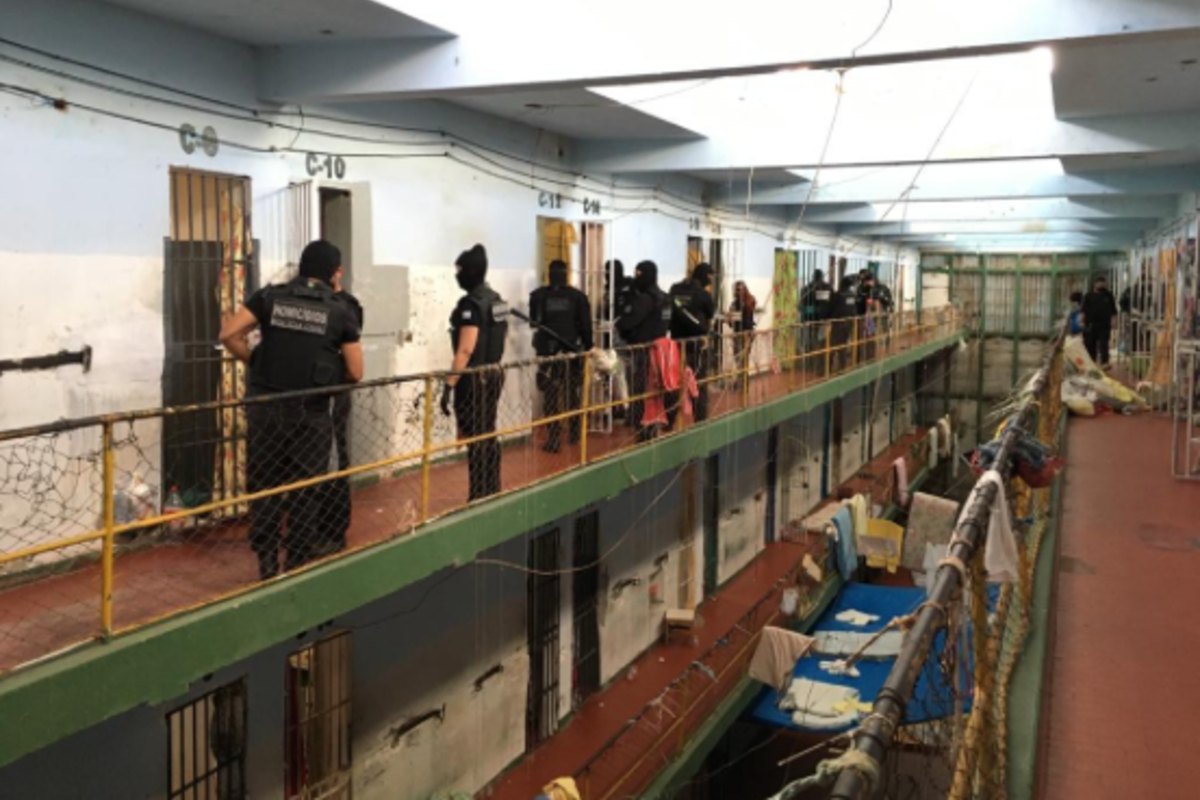 preso-de-mg-alugava-celular-por-r$-100-a-hora-para-comprar-droga-do-cv