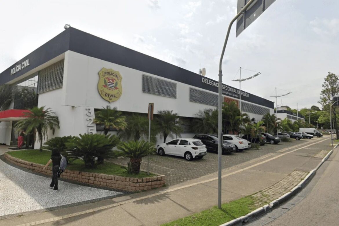 mulher-e-presa-por-agredir-os-filhos-com-cabo-de-vassoura