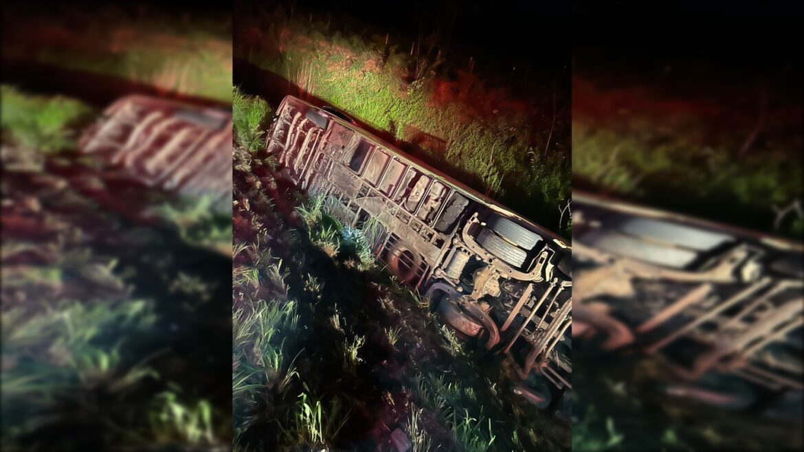 onibus-com-22-passageiros-capota-na-br-060-e-deixa-ao-menos-10-feridos