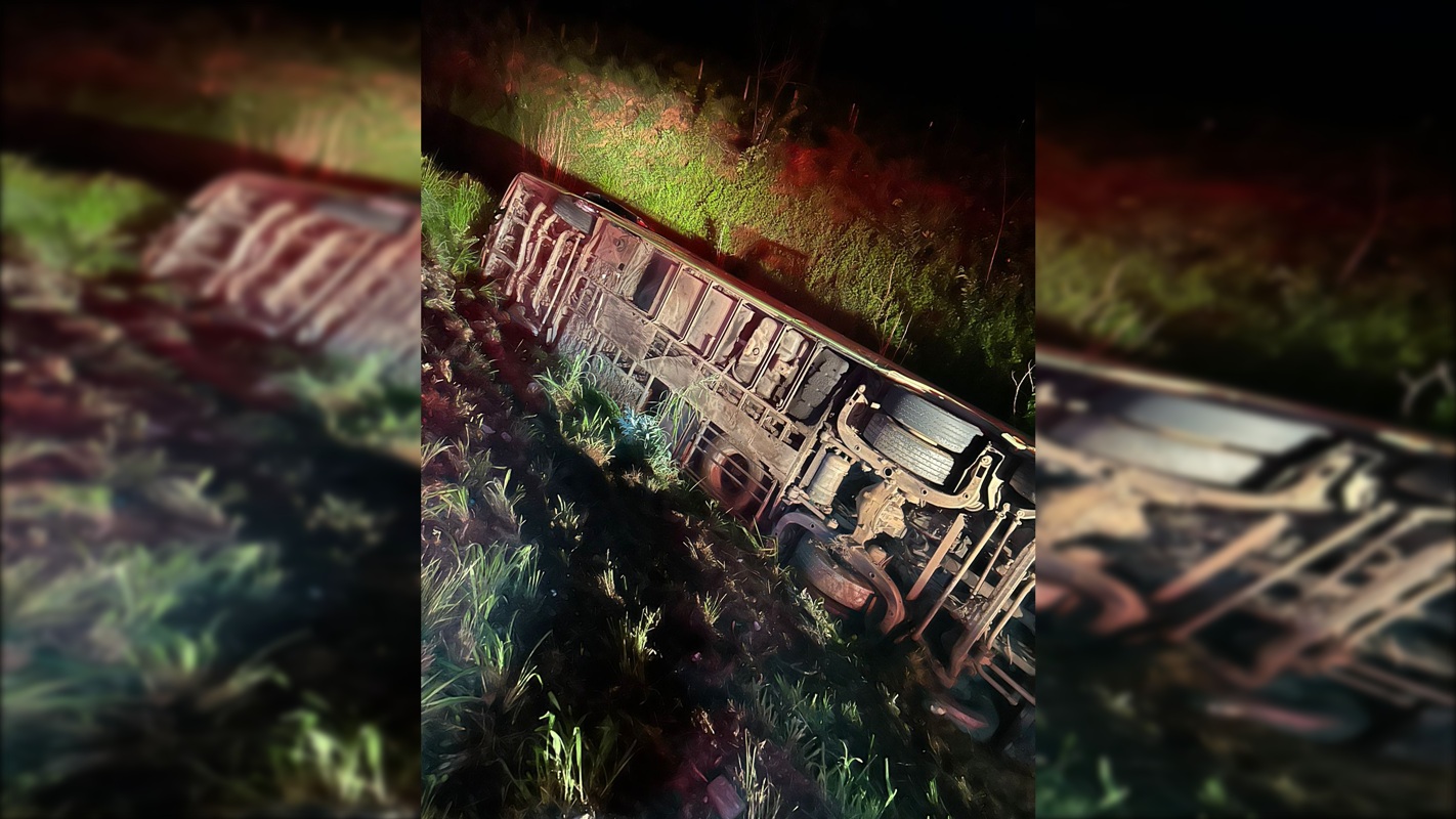 onibus-com-22-passageiros-capota-na-br-060-e-deixa-ao-menos-10-feridos