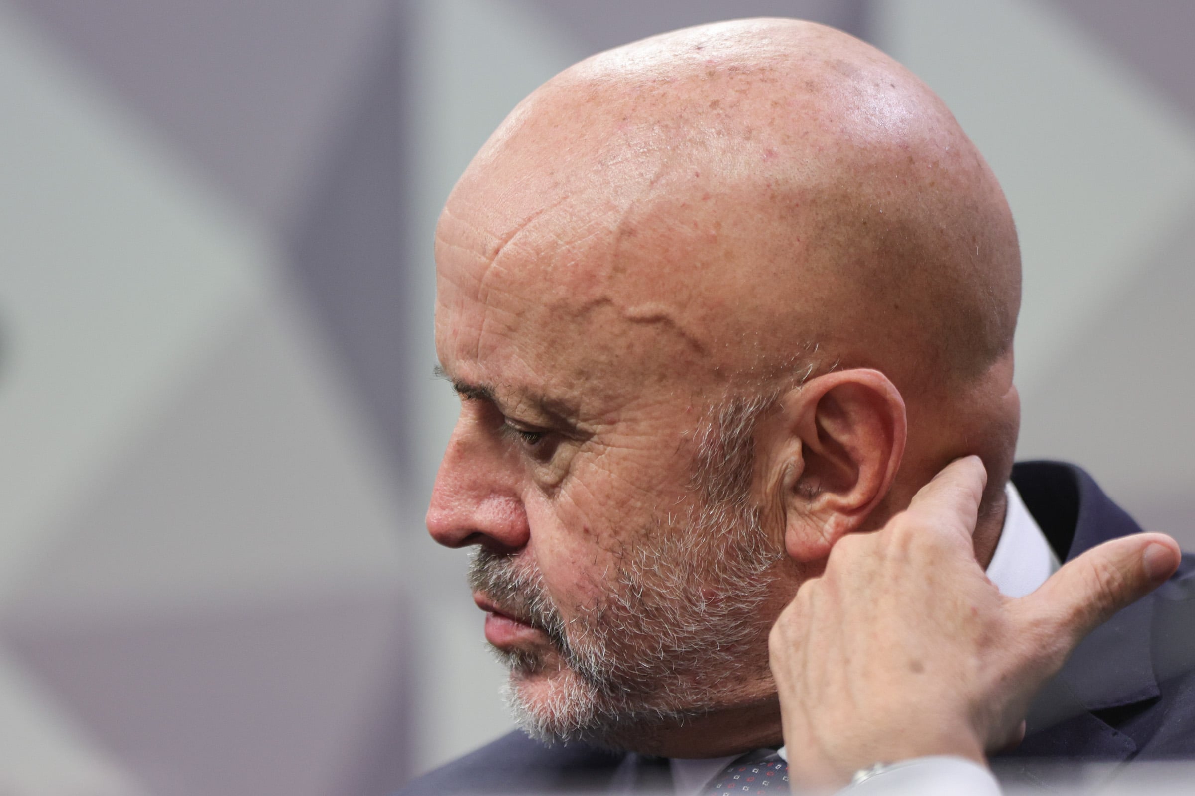 Antônio Carlos por desvio no INSS avalia delação após avanço das investigações e prisão do filho. Defesa nega proposta formal até o momento.