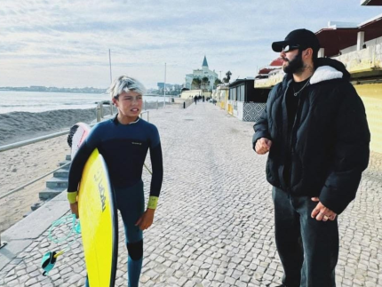 pedro-scooby-curte-dia-de-surfe-em-portugal-ao-lado-dos-filhos-dom-e-bem