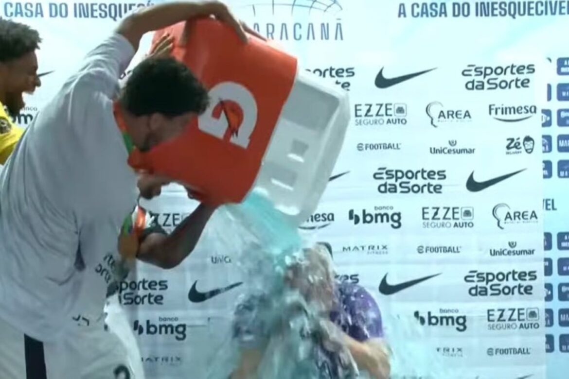 jogadores-do-corinthians-invadem-coletiva-e-dao-“banho”-em-dorival