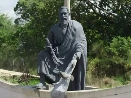 “o-peixe-e-o-cacetinho”:-estatua-de-sao-pedro-no-rs-escandaliza-moradores-e-viraliza-na-web