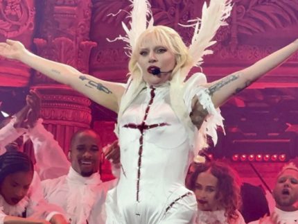 lady-gaga-presenteia-fas-no-natal-com-show-inedito-e-gratuito-no-youtube