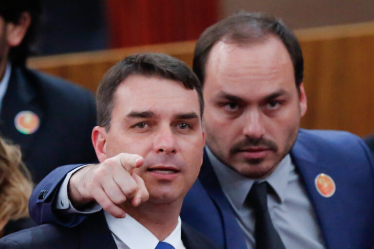 Moraes não autoriza que Flávio e Carlos acompanhem pai em cirurgia