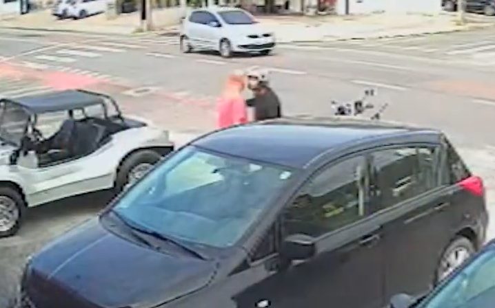 video:-motorista-e-agredido-ate-desmaiar-apos-discussao-com-motociclista