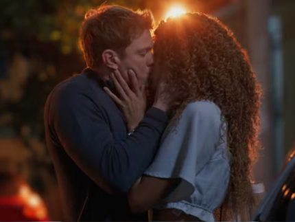 viviane-e-leonardo-se-reaproximam-em-“tres-gracas”-em-cena-de-beijo,-duvida-e-noite-no-sofa!