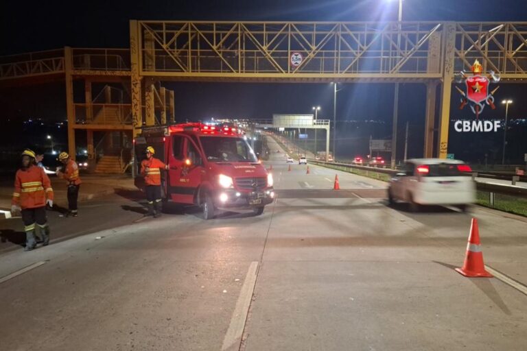 Homem morre atropelado por carro na faixa reversa da Via Estrutural