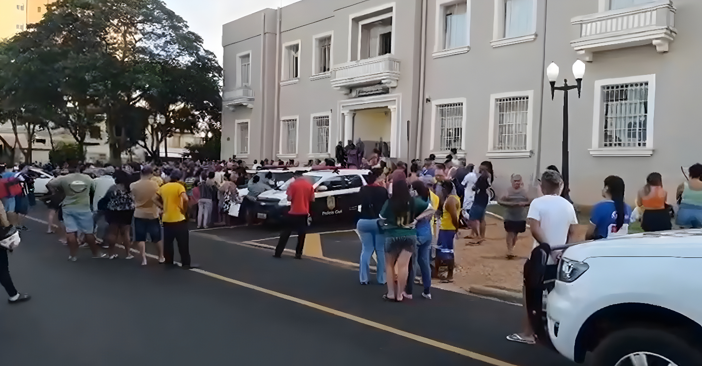 População se revolta em frente à delegacia após pai confessar morte de família inteira