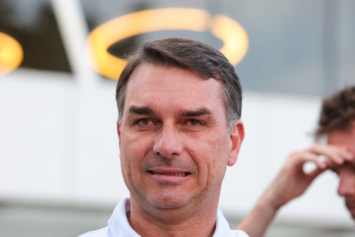Após giro internacional, Flávio Bolsonaro avalia iniciar pré-campanha no Norte com visitas a aldeias indígenas e foco em ampliar diálogo político.