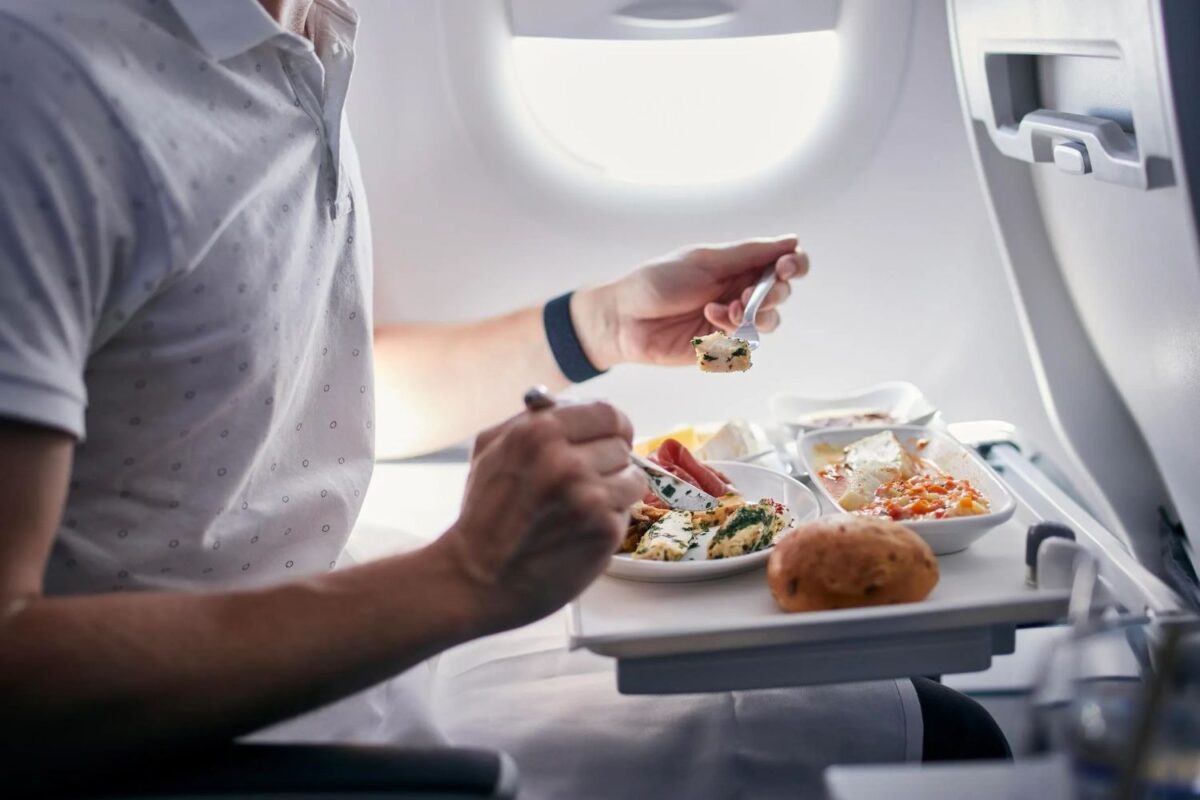 descubra-quais-comidas-que-voce-nao-deve-comer-de-jeito-nenhum-ao-viajar-de-aviao