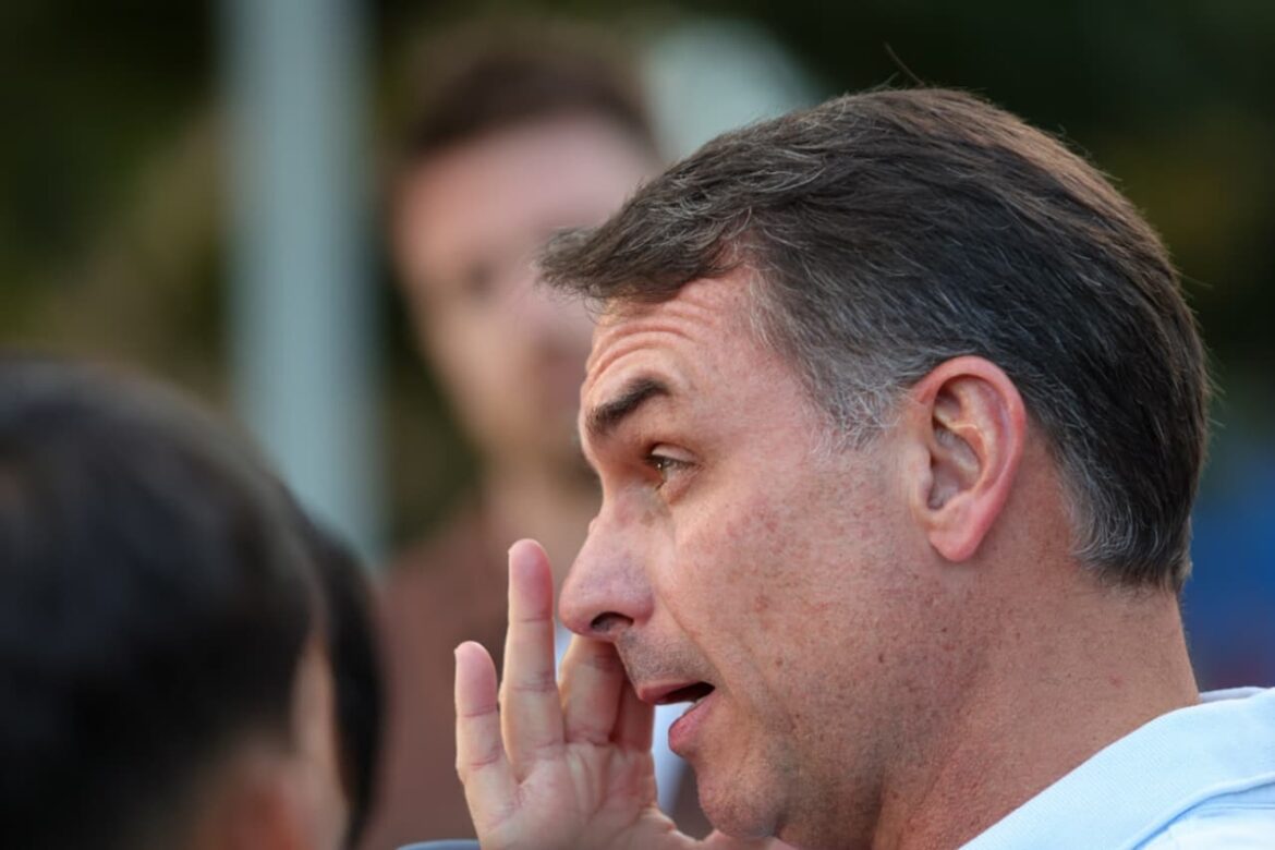 flavio:-bolsonaro-deve-passar-a-noite-de-natal-com-michelle-e-carlos