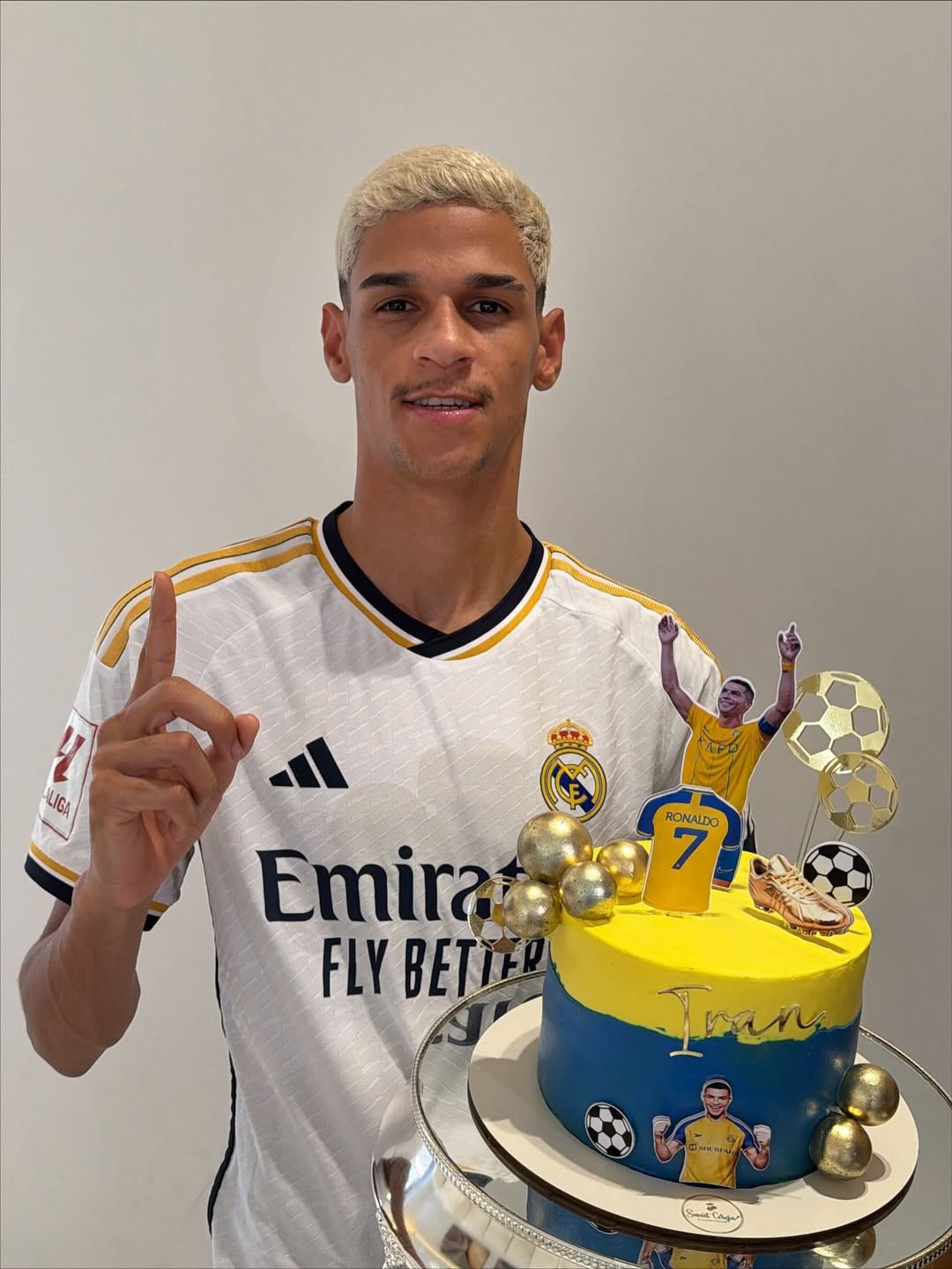 luva-de-pedreiro-posta-foto-ao-lado-de-cristiano-ronaldo-e-web-aponta:-‘parecem-irmaos’