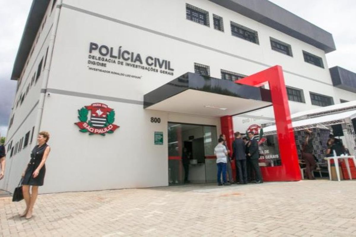 mulher-doa-roupas-e-quebra-violoes-do-namorado-apos-descobrir-traicao