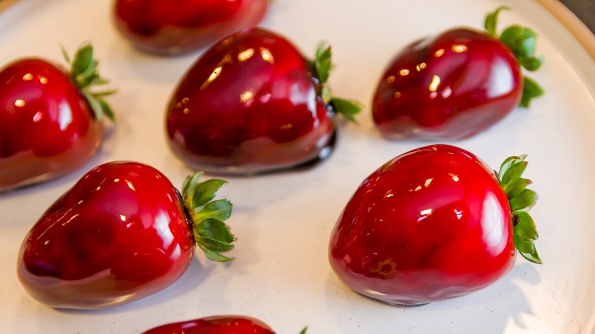 preco-do-morango-do-amor:-compensa-mais-comprar-ou-preparar-em-casa?