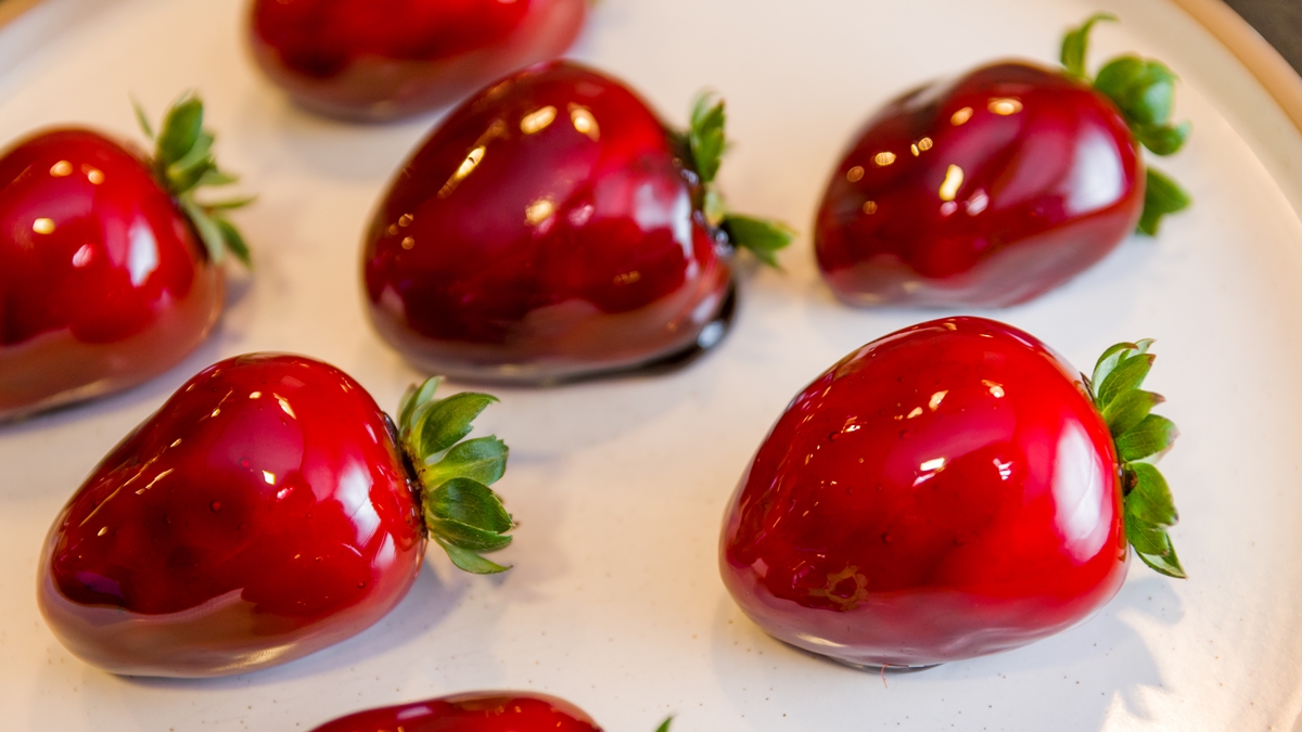 preco-do-morango-do-amor:-compensa-mais-comprar-ou-preparar-em-casa?