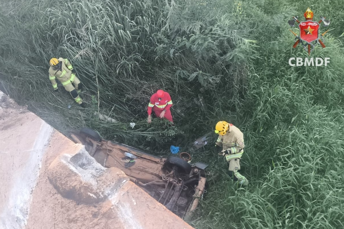 carro-com-duas-criancas-se-choca-contra-mureta-e-cai-de-ponte-na-br-060