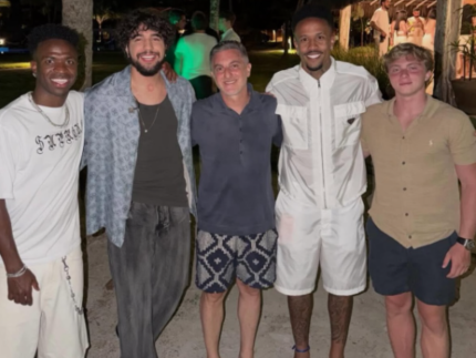 Entre famosos: Nattan posa com Vini Jr., Huck e Militão durante pré-Réveillon em Trancoso