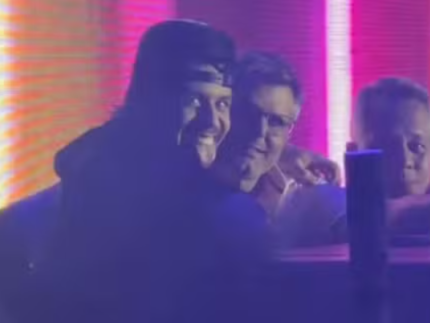 Nos bastidores, Zé Felipe assiste a show de Ana Castela abraçado ao sogro