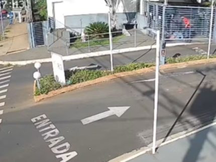 homem-de-21-anos-e-flagrado-agredindo-ex-namorada,-de-19-anos,-na-manha-de-natal-em-sp