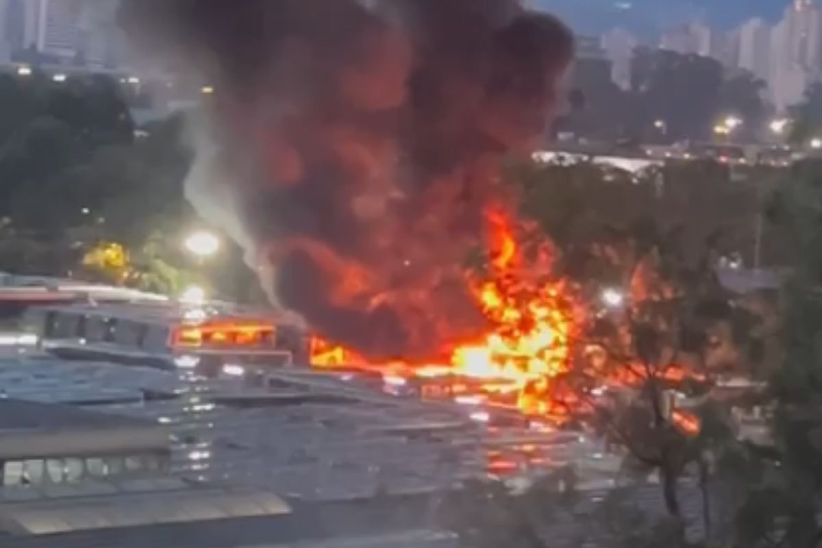 incendio-de-grandes-proporcoes-atinge-garagem-de-onibus-em-sp