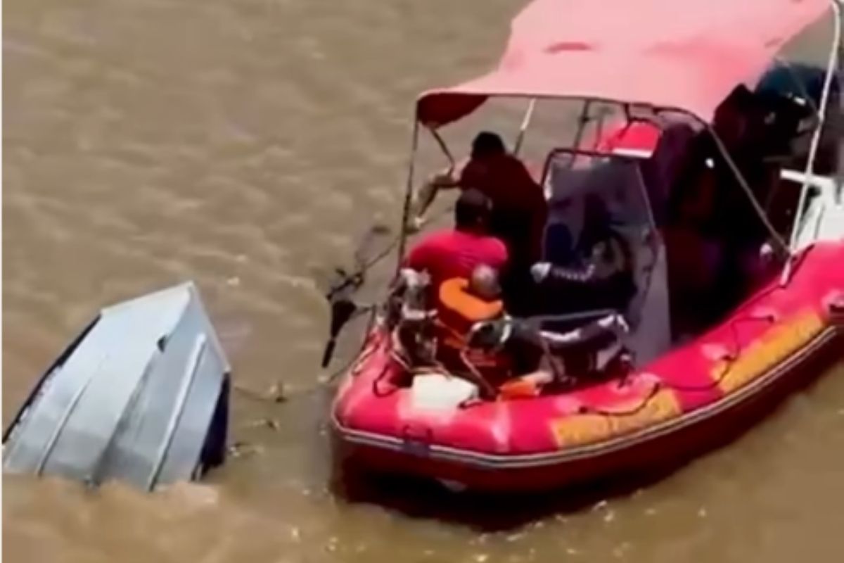 pescadores-ficam-20h-a-deriva-apos-barco-naufragar-em-rio-de-sp