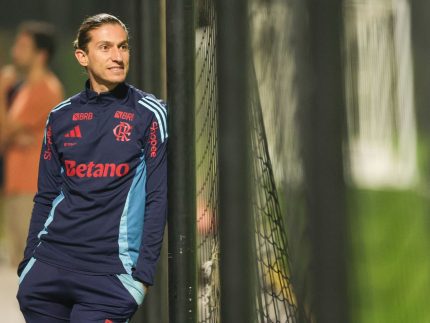 mercado:-renovacao-de-filipe-luis-com-o-flamengo-esfria-e-acordo-se-torna-improvavel