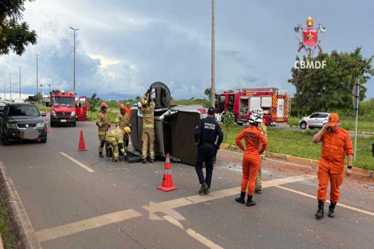 Caminhonete capota e motorista fica preso dentro de veículo no DF