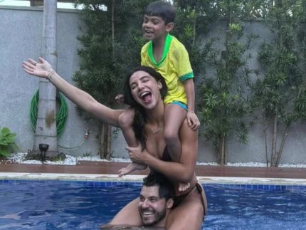 gabriela-versiani-curte-dia-de-piscina-com-murilo-huff-e-leo,-filho-do-cantor-com-marilia-mendonca