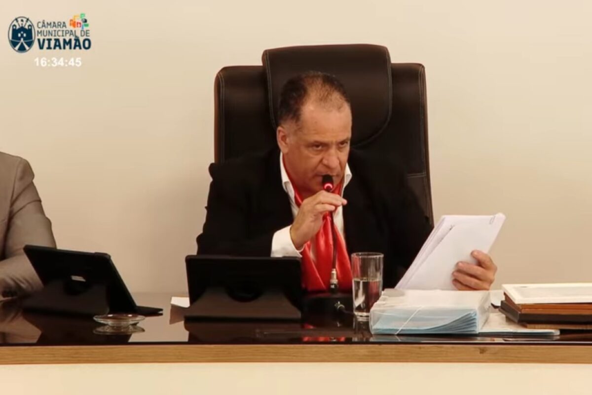 vereador-comete-gafe-e-chama-politico-morto-para-homenagem-ao-vivo