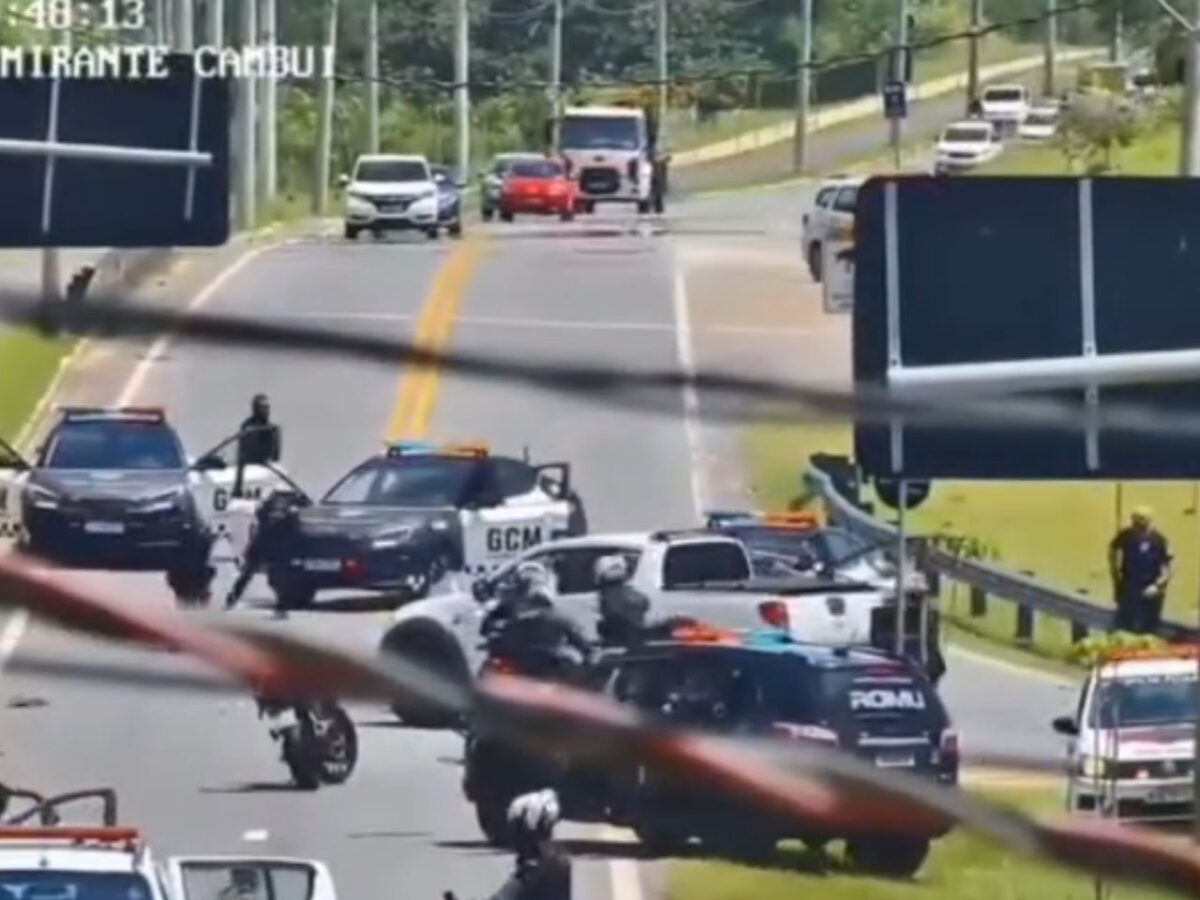 perseguicao-alucinante:-homem-sobe-na-calcada-e-quase-atropela-duas-pessoas-antes-de-bater-em-viatura-da-gcm;-video