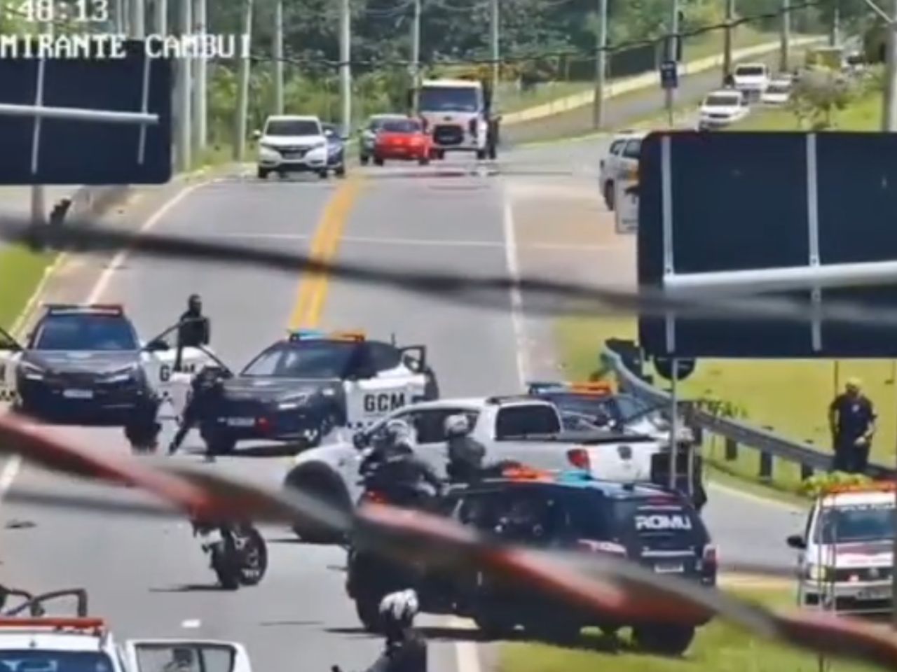 perseguicao-alucinante:-homem-sobe-na-calcada-e-quase-atropela-duas-pessoas-antes-de-bater-em-viatura-da-gcm;-video