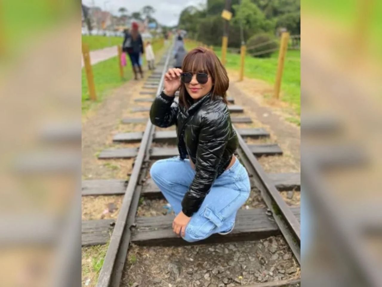 roberta-miranda-comparece-a-missa-de-7o-dia-e-consola-mae-de-tainara;-video