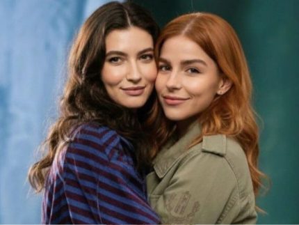 arminda-flagra-beijo,-descobre-namoro-secreto-e-corre-para-contar-tudo-a-ferette-em-“tres-gracas”