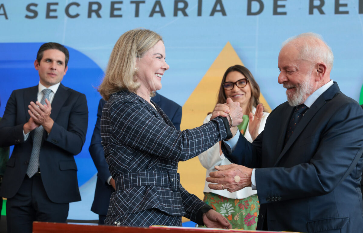 gleisi-rebate-the-economist-sobre-lula:-“temem-crescimento-do-brasil”