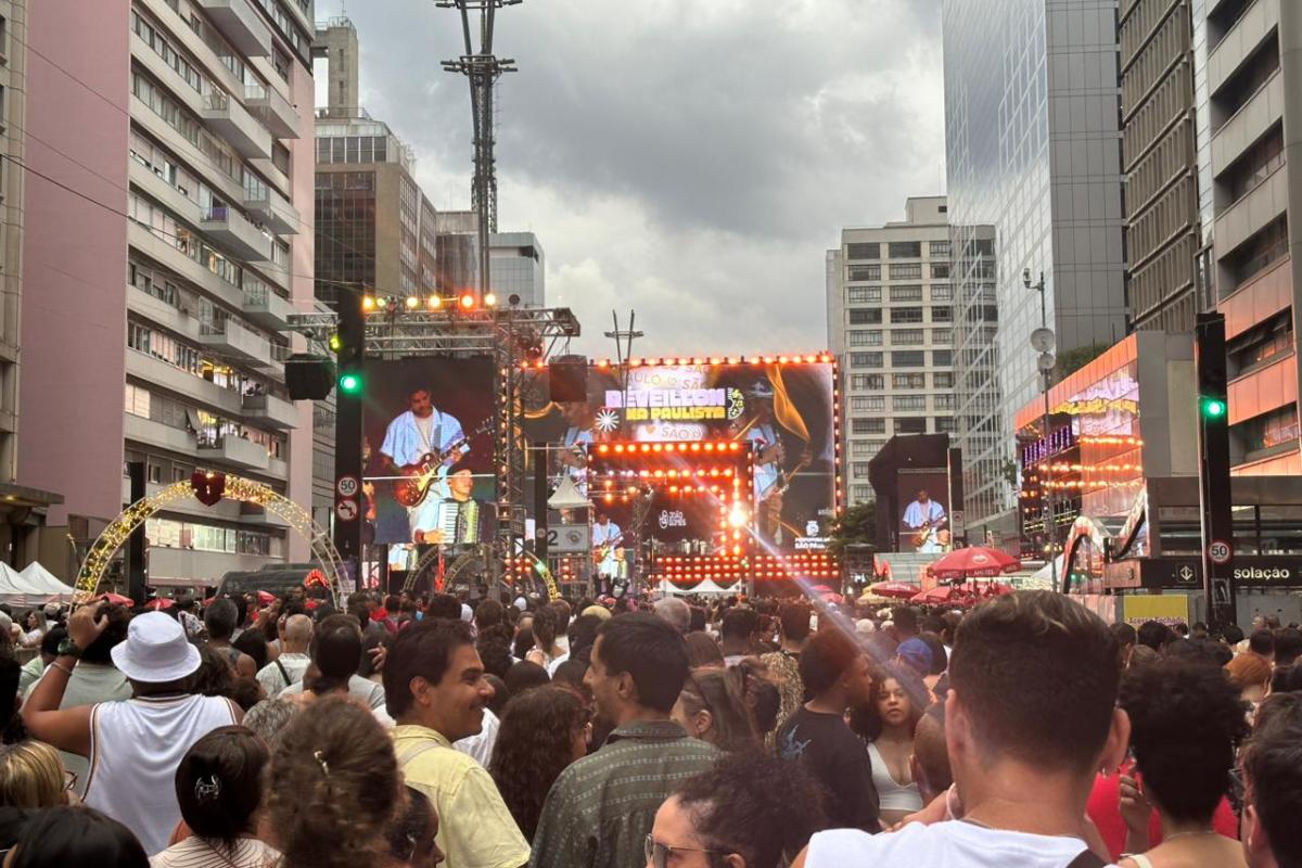 publico-comeca-a-lotar-avenida-paulista-para-shows-da-virada