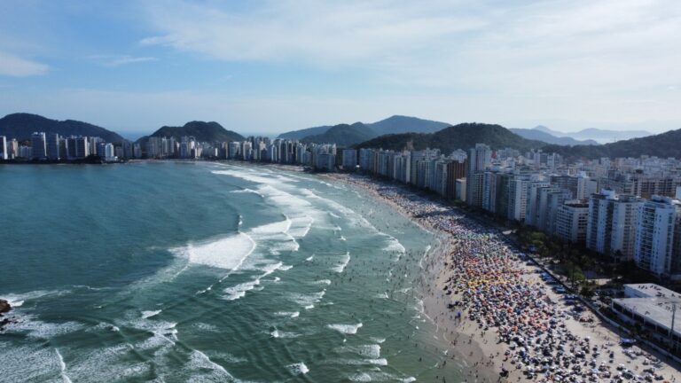 Quiosques cobram até R$ 380 por guarda-sol e cadeiras em praias de SP