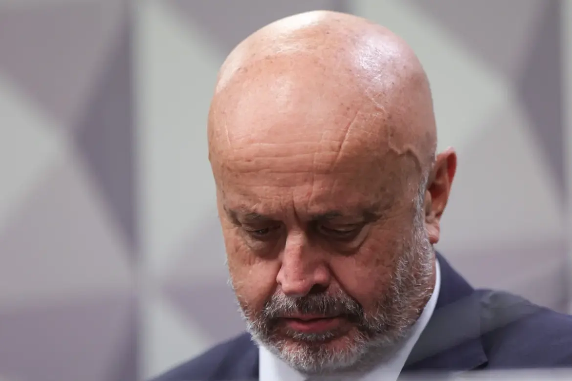 Antônio Carlos por desvio no INSS avalia delação após avanço das investigações e prisão do filho. Defesa nega proposta formal até o momento.