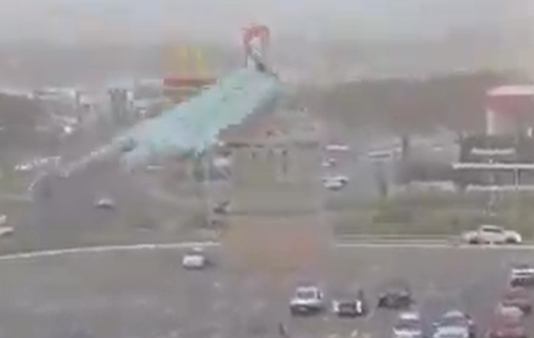 Temporal derruba estátua de 24 metros de loja da Havan; ASSISTA