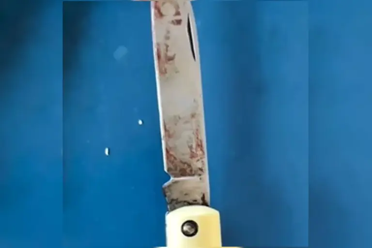 Filho esfaqueia pai de 82 anos e vizinhos prendem agressor no poste