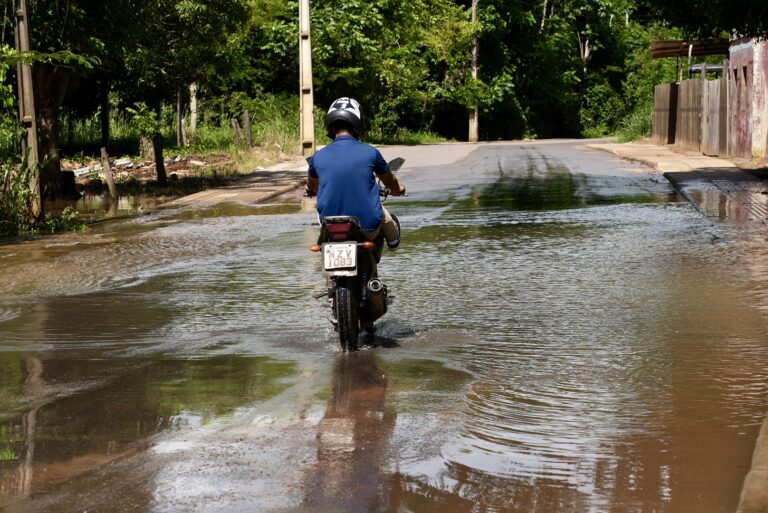 Ruas do bairro Taquari, em Rio Branco, são alagadas pelas águas do Rio Acre; ASSISTA
