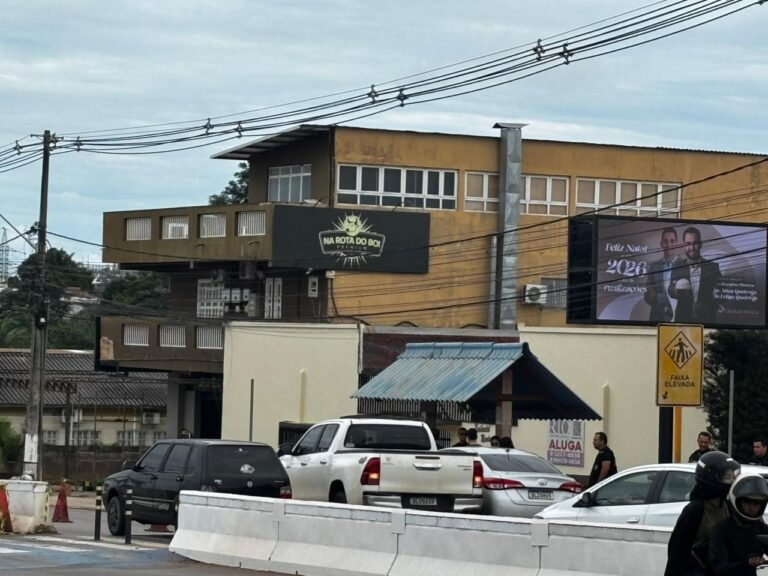 Acidente deixa trânsito caótico na Estrada Dias Martins, com fila quilométrica de veículos