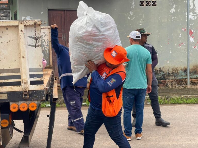 Após enxurrada, famílias começam a deixar abrigos e voltar para casa em Rio Branco