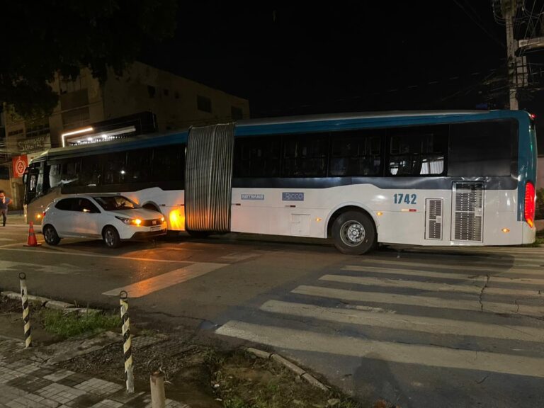 Colisão entre ônibus e carro paralisa trânsito em Rio Branco